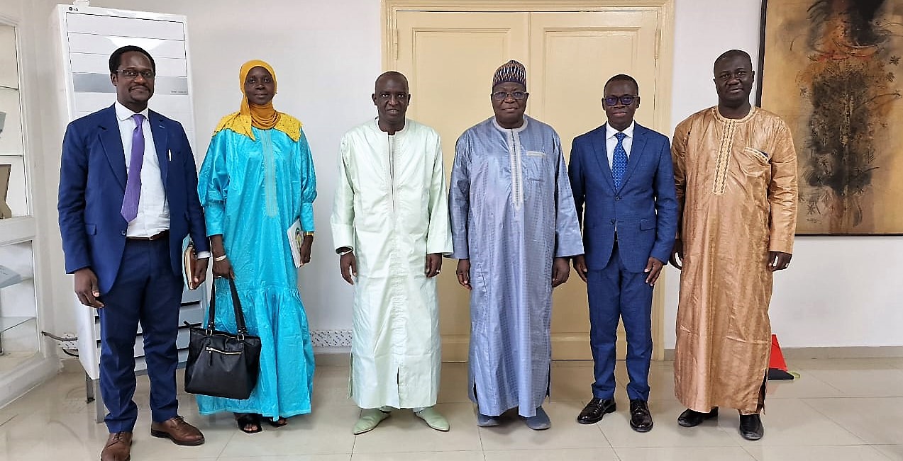 Lire la suite à propos de l’article 11 – 12/05/2023: Mission de plaidoyer de la CEDEAO au Sénégal pour le FODETE